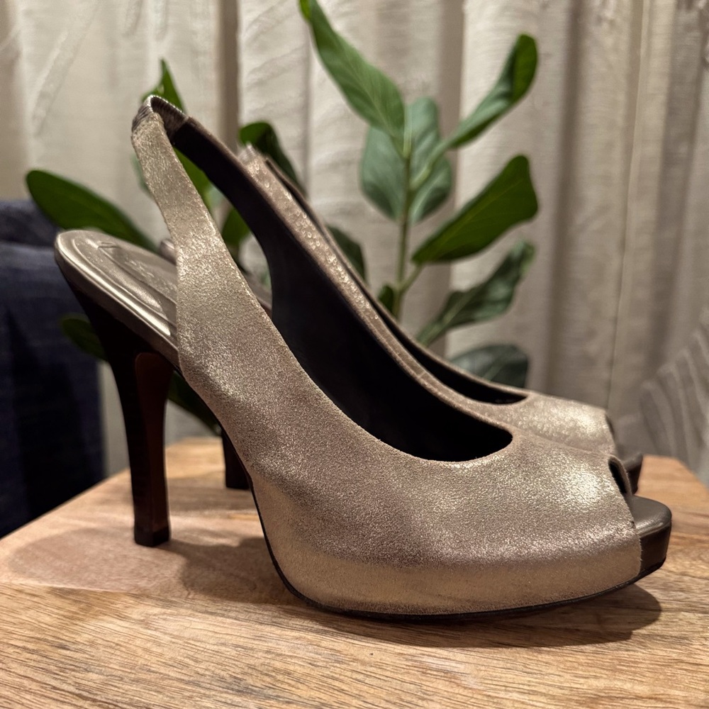 BCBG MAXAZRIA Gold, Peep Toe, Slingback, heels. Size 7 1/2